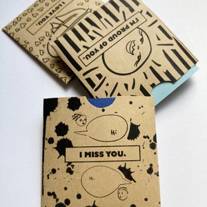 Te extraño • Te amo • Estoy orgulloso de ti • Relación a larga distancia • Tarjeta personalizada • Escrita a mano • Para él • Para ella • 3 paquetes de libros