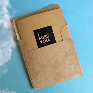 Sinto sua falta • Você é minha pessoa Relacionamento à distância • Carta de amor • Cartão personalizado • Escrito à mão • Para ele • Para ela • Papel artesanal marrom