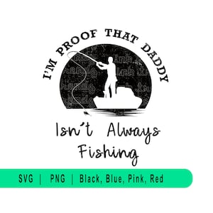 Puede incluir: Diseño gráfico en blanco y negro con una silueta de una persona pescando desde un barco. El texto dice "Soy la prueba de que papá no siempre está pescando".