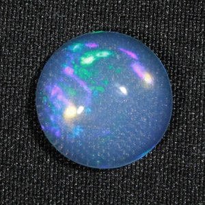 2.1 ct Precious opal from Welo Mine, Ethiopia - transparent cabochon