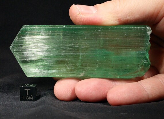 アフガニスタン産 9.7 cm 天然グリーンスポジュメン結晶 - 122 グラム