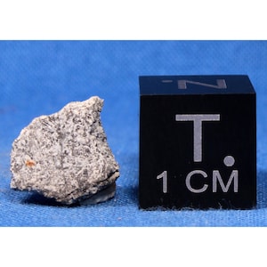 0,76 gramas de crosta de fusão de fatia de meteorito Bouvante - Eucrite - 1978 França - Raro!