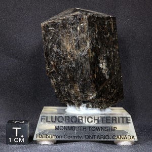 Cristal de fluororichterita de 5,5 cm Halliburton Co., Ontario, Wiberforce, Canadá