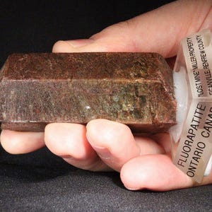 Cristal de fluorapatita de 8,2 cm, propiedad de Miller, condado de Renfrew, Ontario, Canadá