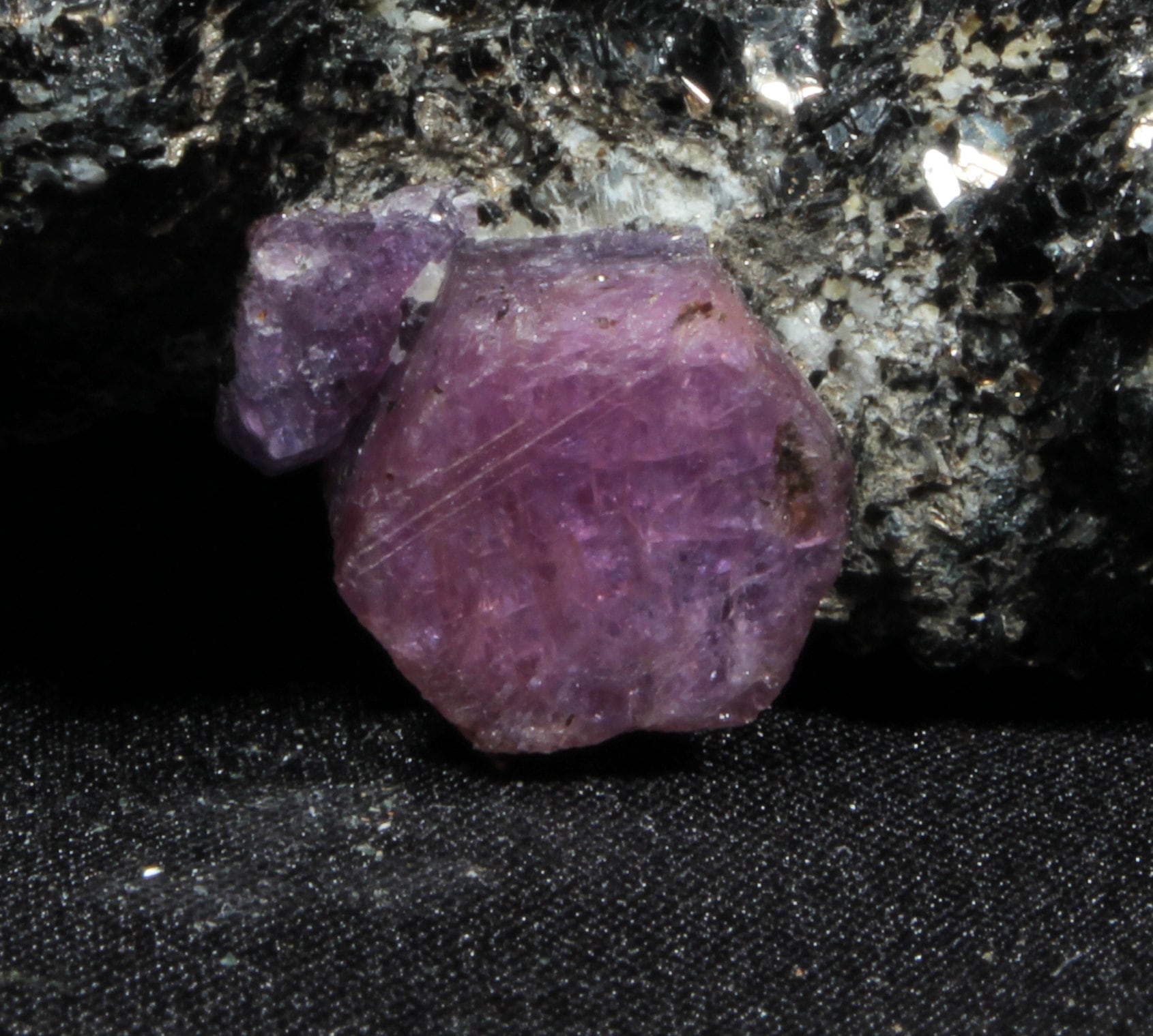 1.02ct Purplish Red, Oval Ruby, H(a), Madagascar - 6.64 x 4.91 x 3.38mm