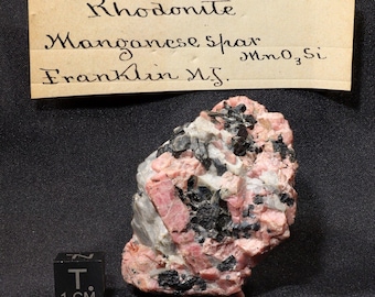 ニュージャージー州サセックス郡フランクリン鉱山地区産の方解石上の