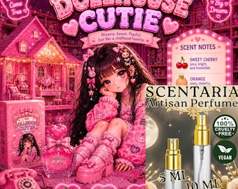 Op de afbeelding: Een roze parfumset met de tekst "Dollhouse Cutie" en een cartoonmeisje-illustratie. De afbeelding toont ook een roze telefoon, een roze huis en een meisje met roze kleding. De geurnoten zijn zoete kers en sinaasappel. Flessen zijn 5 ml en 10 ml.