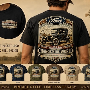 Könnte beinhalten: Ein schwarzes T-Shirt mit einer Grafik eines alten Ford-Autos auf der Rückseite und dem Text The Car That Changed The World, Dependable, Affordable, Revolutionary. Eine kleinere Version des Logos befindet sich auf der Brust. Erhältlich in Schwarz, Marine, Oliv, Braun, Sand und Anthrazit.