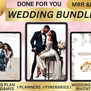 Pode incluir: Um pacote de casamento digital com três telas. As telas exibem um itinerário de casamento, um casal e um planejador de casamento. O texto nas telas diz "Wedding Bundle", "Wedding Itinerary" e "Wedding Planner". O pacote inclui plano de assentos, jogos de festa, planejadores, itinerários, cartões de casamento e convites.