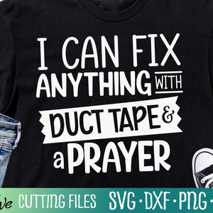 Puede incluir: Camiseta negra con texto blanco que dice "Puedo arreglar cualquier cosa con cinta adhesiva y una oración".