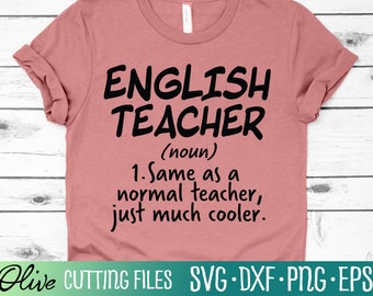 Pode incluir: Uma camiseta rosa com texto preto que diz "ENGLISH TEACHER (noun) 1. Same as a normal teacher, just much cooler."