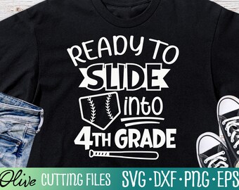 Può includere: Maglietta nera con testo bianco che recita "Ready to Slide into 4th Grade". Il testo è accompagnato da una grafica di baseball.