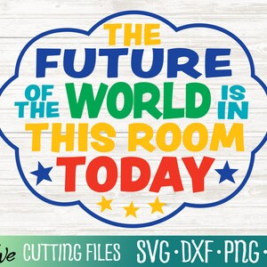 Op de afbeelding: Een blauw wolkvormig bord met de tekst "THE FUTURE OF THE WORLD IS IN THIS ROOM TODAY" in kleurrijke letters. Twee sterren staan aan weerszijden van het woord "TODAY".