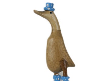 Canard en bois en racine de bambou et bois de teck avec bottes et chapeau bleu 25 cm