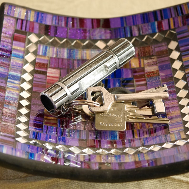 Dekoschale Mosaikschale violett Tonschale Schlüsselschale aus Terracotta mit handbemalten Glaselementen zu einem schönen Muster gelegt Bild 4