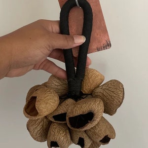 Nutmeg rattle, dance bracelet nut rattle with sisal handle, warm natural sound & beautiful design Schwarz