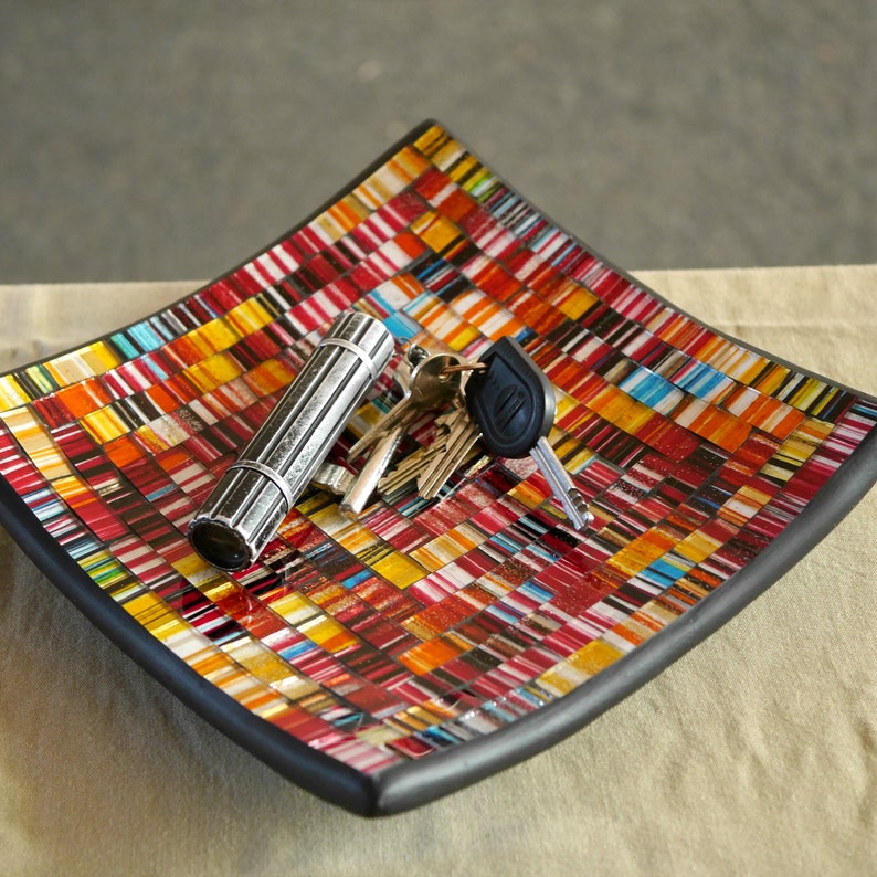 Bol décoratif Bol en mosaïque Bol en argile Champurl Bol à clés en terre cuite avec des éléments en verre peints à la main disposés pour former un beau motif image 3