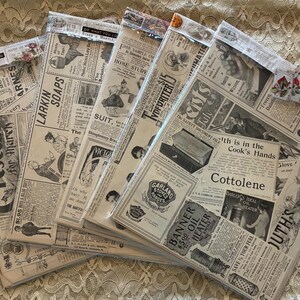 K&ouml;nnte beinhalten: Ein Stapel Papiere im Vintage-Stil, mit Zeitungsausschnitten und Werbung. Die Papiere befinden sich in transparenten Plastikh&uuml;llen, mit Texten wie "Crescents for March" und "Larkin Soaps". Das Farbschema ist haupts&auml;chlich Schwarz-Wei&szlig;.