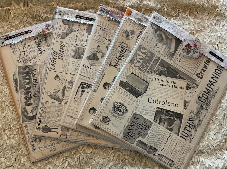 K&ouml;nnte beinhalten: Ein Stapel Papiere im Vintage-Stil, mit Zeitungsausschnitten und Werbung. Die Papiere befinden sich in transparenten Plastikh&uuml;llen, mit Texten wie "Crescents for March" und "Larkin Soaps". Das Farbschema ist haupts&auml;chlich Schwarz-Wei&szlig;.