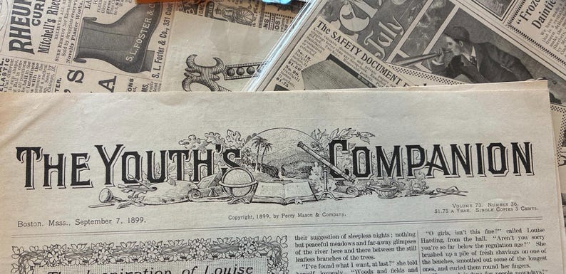 K&ouml;nnte beinhalten: Alte Zeitungen mit verschiedenen Schlagzeilen und Illustrationen. The Youth's Companion ist prominent dargestellt, datiert vom 7. September 1899, mit detaillierten Kunstwerken. Weitere Zeitungen sind "The Safety Document" und Werbung.