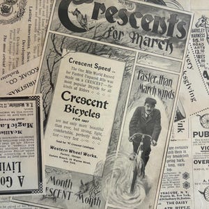 K&ouml;nnte beinhalten: Vintage Zeitungsanzeigen-Collage mit Fahrradwerbung, darunter "Crescent Bicycles" und "Victor Bicycles". Die Anzeigen sind in Schwarzwei&szlig; gehalten und zeigen Illustrationen von Fahrr&auml;dern und Fahrern. Das Thema ist historisch.