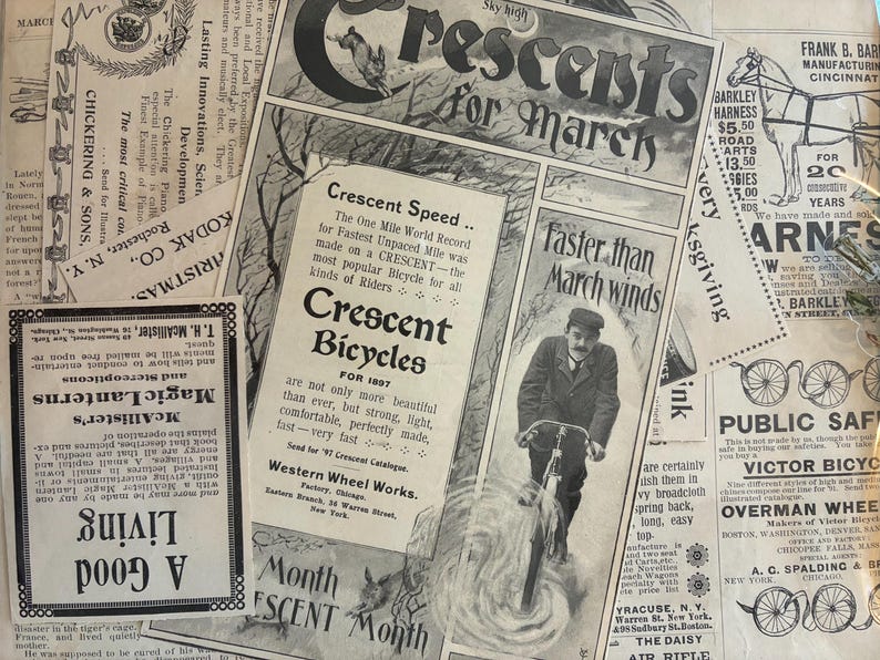 K&ouml;nnte beinhalten: Vintage Zeitungsanzeigen-Collage mit Fahrradwerbung, darunter "Crescent Bicycles" und "Victor Bicycles". Die Anzeigen sind in Schwarzwei&szlig; gehalten und zeigen Illustrationen von Fahrr&auml;dern und Fahrern. Das Thema ist historisch.