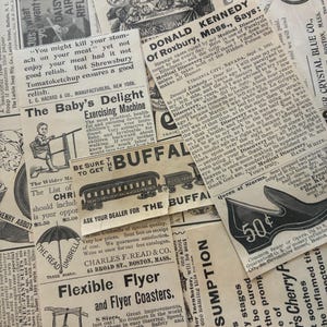 K&ouml;nnte beinhalten: Eine Collage aus alten Zeitungsausschnitten mit verschiedenen Anzeigen und Artikeln. Die Papiere sind vergilbt, mit Text und Illustrationen. Zu den Schlagzeilen geh&ouml;ren "The Baby's Delight Exercising Machine" und "Flexible Flyer and Flyer Coasters."