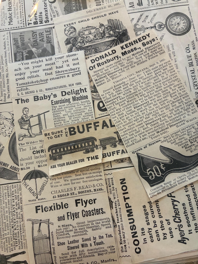 K&ouml;nnte beinhalten: Eine Collage aus alten Zeitungsausschnitten mit verschiedenen Anzeigen und Artikeln. Die Papiere sind vergilbt, mit Text und Illustrationen. Zu den Schlagzeilen geh&ouml;ren "The Baby's Delight Exercising Machine" und "Flexible Flyer and Flyer Coasters."