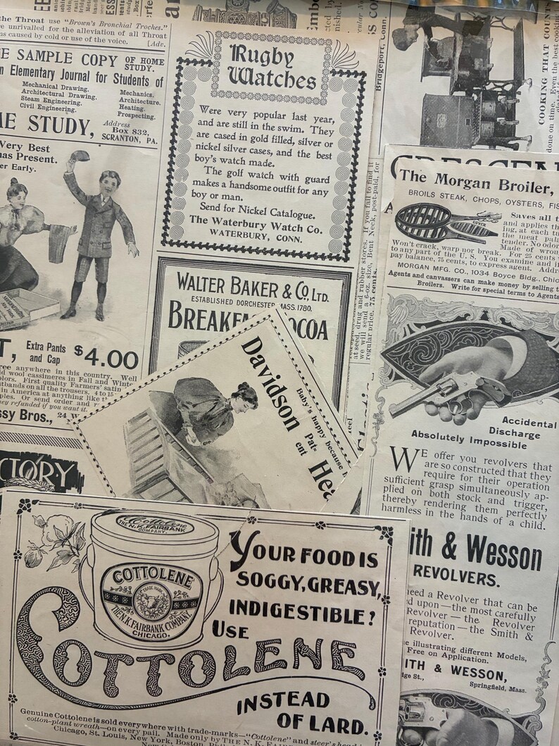 K&ouml;nnte beinhalten: Collage aus Vintage-Zeitungsartikeln mit Werbung f&uuml;r Uhren, Kakao und Revolver. Enth&auml;lt den Text: &bdquo;Ihr Essen ist matschig, fettig, unverdaulich! Verwenden Sie Cottolene statt Schmalz."
