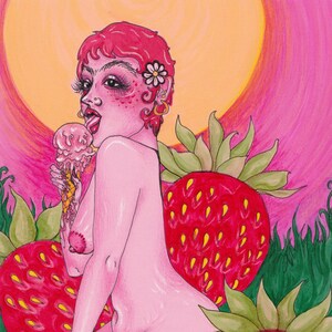 Peut inclure: Une personne à la peau rose avec des cheveux roux et une fleur dans les cheveux est assise dans un champ de fraises. Elle mange un cornet de glace rose. L'arrière-plan est un coucher de soleil rose et orange.