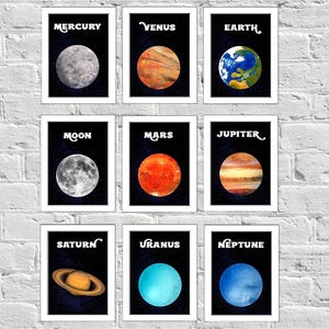 Può includere: Set di 9 poster stampabili con illustrazioni dei pianeti del nostro sistema solare. Ogni poster ha uno sfondo nero con testo bianco e un'illustrazione colorata di un pianeta. I pianeti sono Mercurio, Venere, Terra, Luna, Marte, Giove, Saturno, Urano e Nettuno.