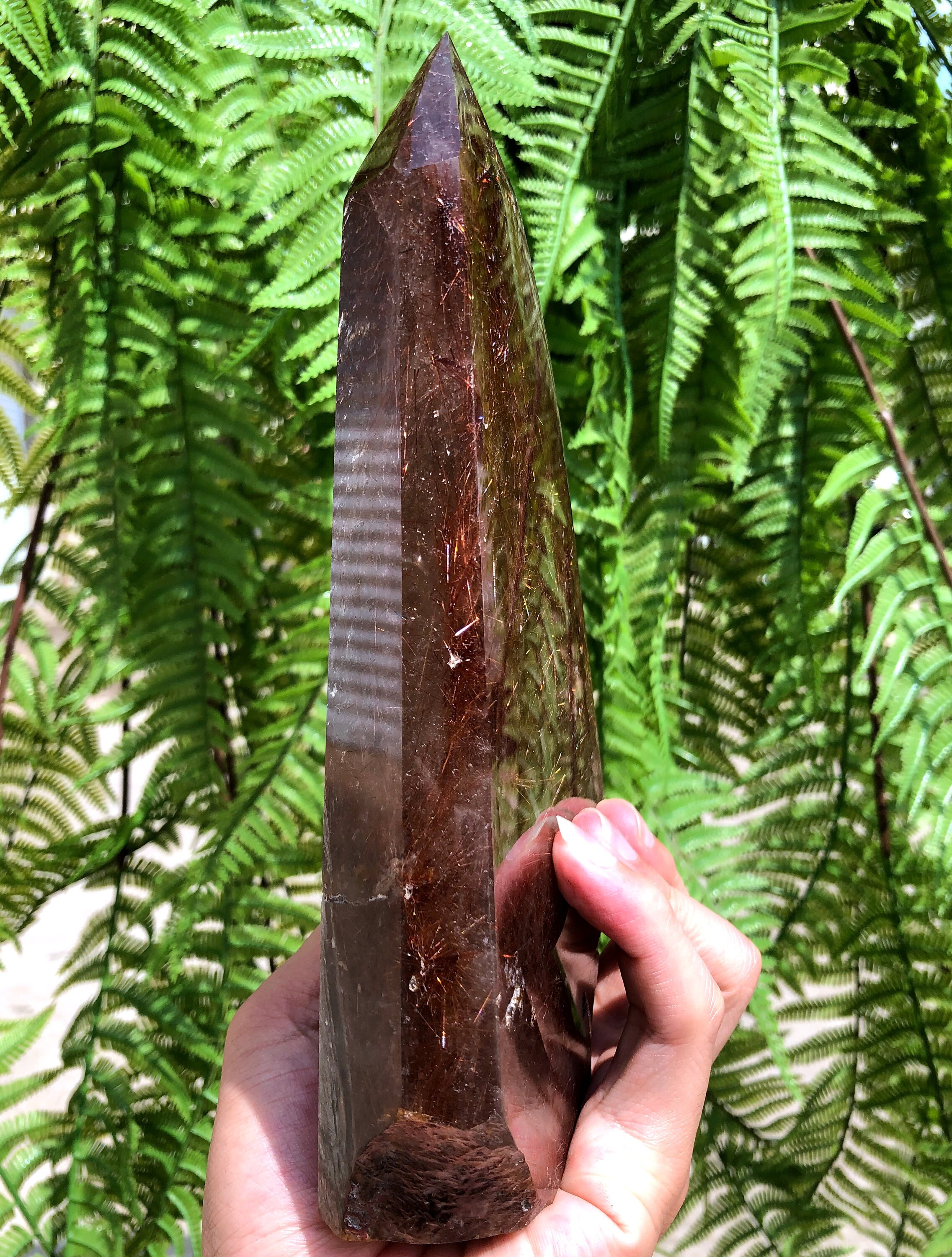 希少な大きな透明な金色のルチルクォーツポイント/クリスタルタワー