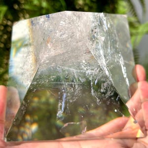 Piramide di quarzo arcobaleno naturale dell'Himalaya/Torre di cristallo bianco/Cristallo/Griglia di cristallo/Regalo speciale/Pietra di meditazione/autoportante