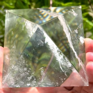 Piramide di quarzo ialino naturale arcobaleno dell'Himalaya/Torre di cristallo bianco/Cristallo/Griglia di cristallo/Regalo speciale/Pietra di meditazione/autoportante
