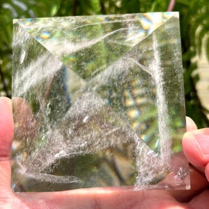 Piramide di quarzo ialino naturale arcobaleno dell'Himalaya/Torre di cristallo bianco/Cristallo/Griglia di cristallo/Regalo speciale/Pietra di meditazione/autoportante