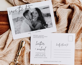 Puede incluir: Tarjeta de "Save the date" con una foto en blanco y negro de una pareja abrazándose. El texto dice "save the date", "Heather + Michael", "are getting married!" y "June 13, 20XX Vancouver, BC". La tarjeta también incluye un espacio para la dirección del destinatario y el sitio web "heatherplusmichael.com".