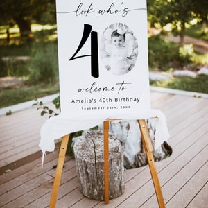 K&ouml;nnte beinhalten: Ein wei&szlig;es Schild mit schwarzem Text und einem Foto eines Kindes. Das Schild lautet "look who's 40 welcome to Amelia's 40th Birthday September 28th, 20XX".