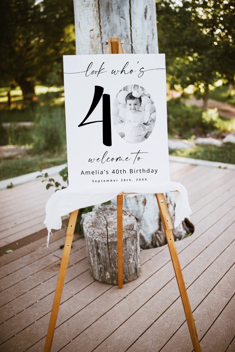 K&ouml;nnte beinhalten: Ein wei&szlig;es Schild mit schwarzem Text und einem Foto eines Kindes. Das Schild lautet "look who's 40 welcome to Amelia's 40th Birthday September 28th, 20XX".