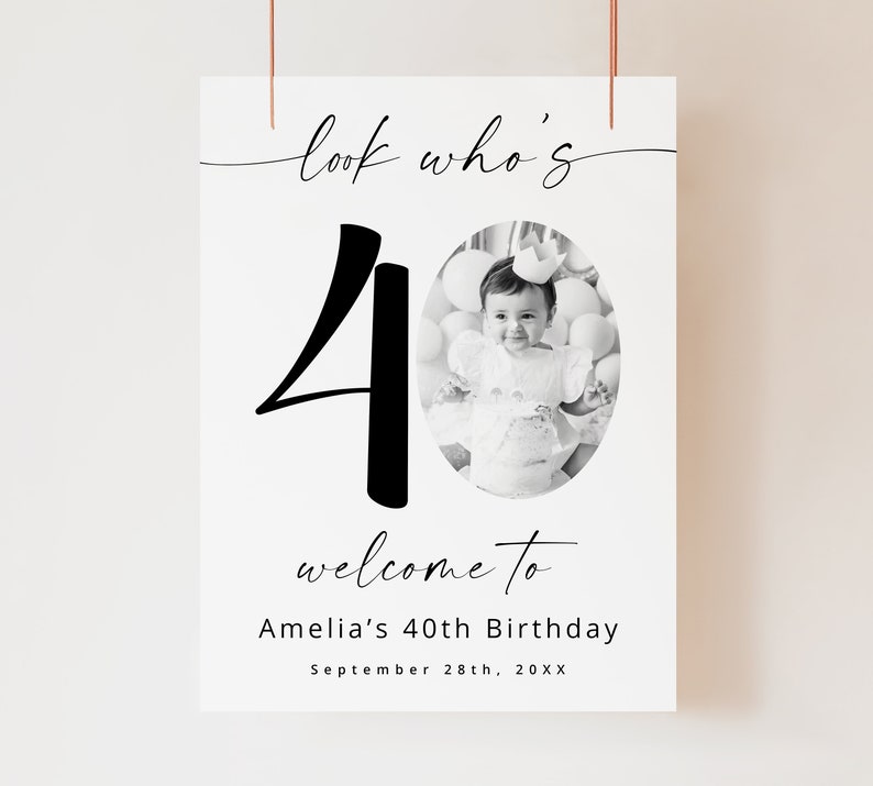 K&ouml;nnte beinhalten: Ein schwarz-wei&szlig;es Geburtstagsschild mit der Zahl 40 in gro&szlig;er, fetter Schrift. Das Schild sagt "look who's 40" und "welcome to Amelia's 40th Birthday, September 28th, 20XX". Ein Schwarzwei&szlig;foto eines kleinen M&auml;dchens befindet sich in der Mitte des Schildes.
