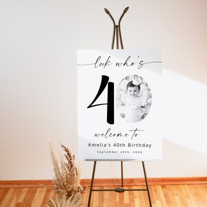 K&ouml;nnte beinhalten: Ein wei&szlig;es Schild mit schwarzem Text und einem Schwarzwei&szlig;foto eines Kindes. Das Schild sagt "look who's 40" und "welcome to Amelia's 40th Birthday September 28th, 20XX".