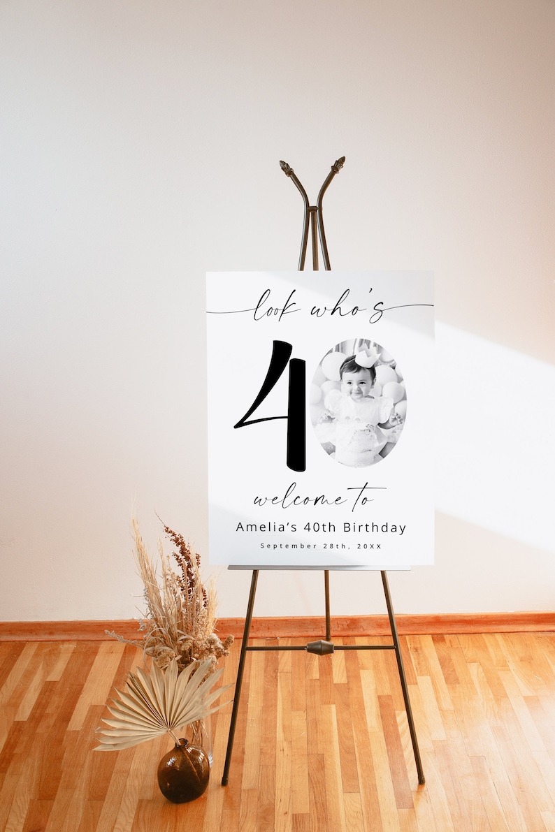K&ouml;nnte beinhalten: Ein wei&szlig;es Schild mit schwarzem Text und einem Schwarzwei&szlig;foto eines Kindes. Das Schild sagt "look who's 40" und "welcome to Amelia's 40th Birthday September 28th, 20XX".