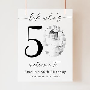 Mira quién tiene 50 años, PLANTILLA de póster fotográfico del 50 cumpleaños, tablero de fotos personalizable, póster del 50 cumpleaños, descarga digital