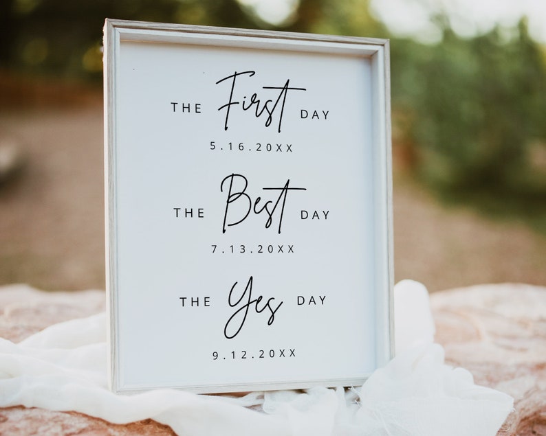 Może przedstawiać: Biały, oprawiony znak z czarnym tekstem, kt&oacute;ry brzmi: "The First Day 5.16.20XX", "The Best Day 7.13.20XX" i "The Yes Day 9.12.20XX".