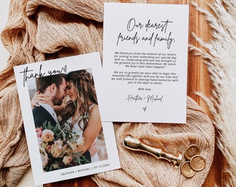 Puede incluir: Una tarjeta de agradecimiento de boda con una foto de la novia y el novio abrazándose. La tarjeta tiene un diseño sencillo con caligrafía negra que dice "Gracias" y "Nuestros queridos amigos y familia." El texto continúa con un mensaje de agradecimiento por asistir a su boda. La tarjeta está firmada "Heather - Michael" e incluye la fecha "07.13.20XX".