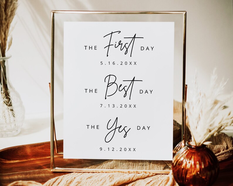 Może przedstawiać: Biały znak w złotej ramie z czarnym tekstem, kt&oacute;ry brzmi "The First Day 5.16.20XX", "The Best Day 7.13.20XX" i "The Yes Day 9.12.20XX".