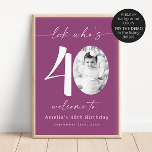 K&ouml;nnte beinhalten: Ein druckbares 40. Geburtstagsschild mit rosa Hintergrund. Das Schild zeigt eine gro&szlig;e wei&szlig;e Zahl 40, den Text "look who's", "welcome to", "Amelia's 40th Birthday" und "September 28th, 20XX". Ein Foto eines jungen M&auml;dchens befindet sich in einem Kreis in der oberen rechten Ecke des Schildes.