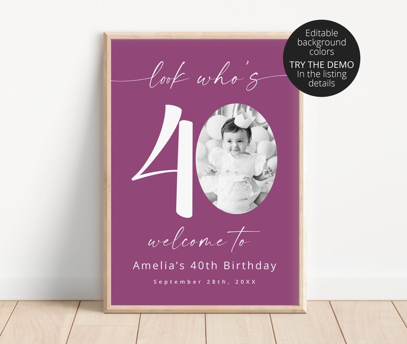 K&ouml;nnte beinhalten: Ein druckbares 40. Geburtstagsschild mit rosa Hintergrund. Das Schild zeigt eine gro&szlig;e wei&szlig;e Zahl 40, den Text "look who's", "welcome to", "Amelia's 40th Birthday" und "September 28th, 20XX". Ein Foto eines jungen M&auml;dchens befindet sich in einem Kreis in der oberen rechten Ecke des Schildes.