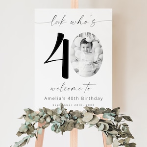 K&ouml;nnte beinhalten: Ein schwarz-wei&szlig;es Willkommensschild mit der Zahl 40 in gro&szlig;er Schrift. Das Schild lautet "Look who's 40, welcome to Amelia's 40th Birthday, September 28th, 20XX". Ein Schwarzwei&szlig;foto eines kleinen M&auml;dchens befindet sich in der Mitte des Schildes.