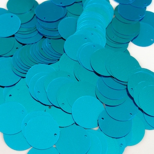 Może przedstawiać: Stos cekinów w kolorze turkusowym z matowym wykończeniem. Każdy okrągły cekin ma mały otwór w pobliżu krawędzi. Cekiny różnią się nieznacznie odcieniem, tworząc efekt gradientu. Idealne do rękodzieła i zdobień.