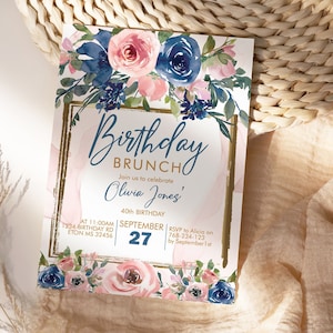 Plantilla imprimible de invitación floral en azul marino y rosa ruborizado para cumpleaños de cualquier edad, con marco dorado, flores editables, para brunch, almuerzo o fiesta para mujeres.